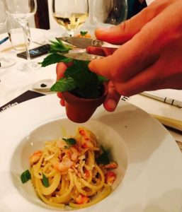 Spaghetti ‘Felicetti’ ajo e ojo, peperoncino, pecorino romano, gambero rossi, limone, menta e scaglie di mandorle 